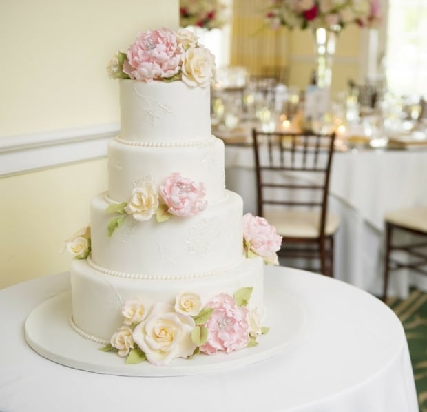 gâteau-mariage-élégant-classique-décoré-fleurs-pastel