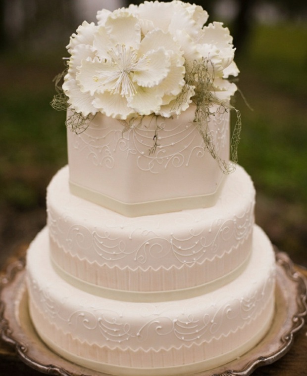 gâteau-mariage-étage-hexagonal-décoré-fleurs-blanches