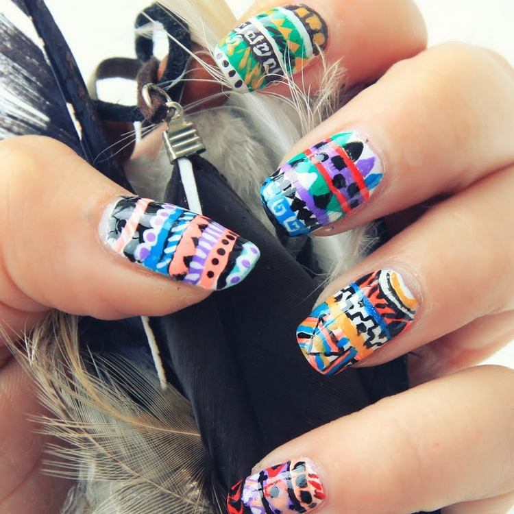 Idée nail art été–couleurs pastel, motifs géométriques, tribaux Sol Tribal idées