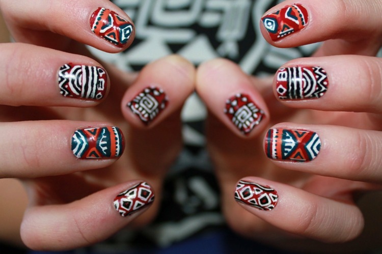 Idée nail art été–couleurs pastel, motifs géométriques, tribaux Sol Tribal idées