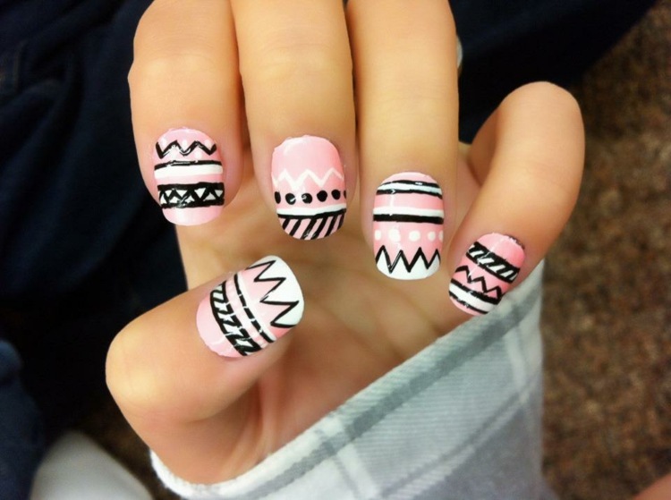 Idée nail art été–couleurs pastel, motifs géométriques, tribaux Sol Tribal idées