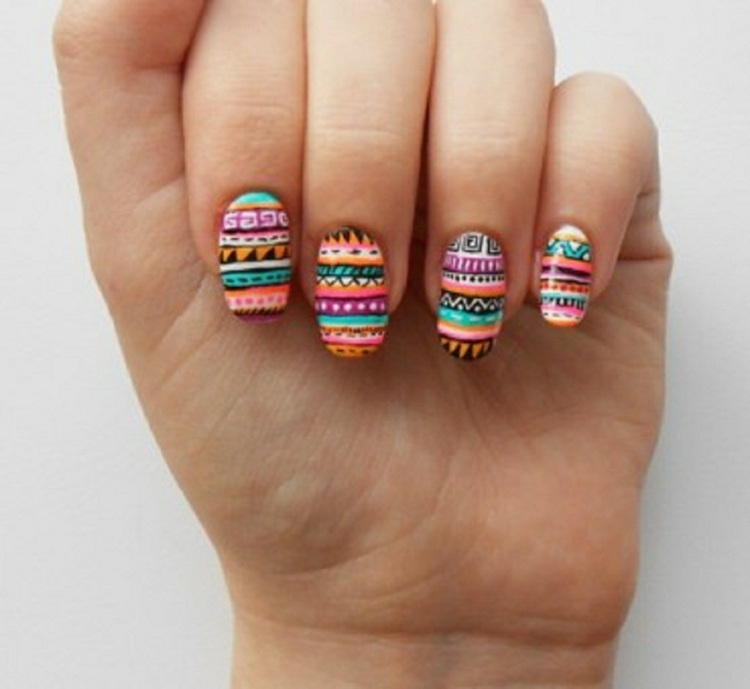 Idée nail art été–couleurs pastel, motifs géométriques, tribaux Sol Tribal idées