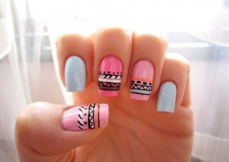 Idée nail art été–couleurs pastel, motifs géométriques, tribaux Sol Tribal idées