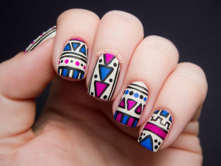 Idée nail art été–couleurs pastel, motifs géométriques, tribaux Sol Tribal idées