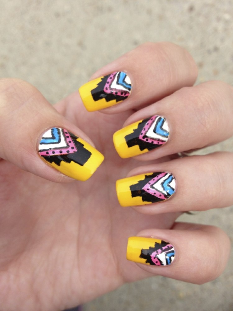 Idée nail art été–couleurs pastel, motifs géométriques, tribaux Sol Tribal idées