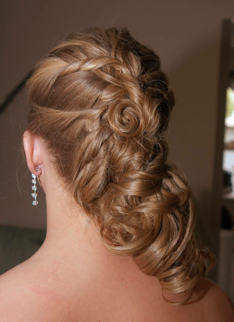 idee-coiffure-bal-meches-torsades-cheveux-longs