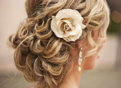 idee-coiffure-cheveux-mi-long-et-long-fleur-deco