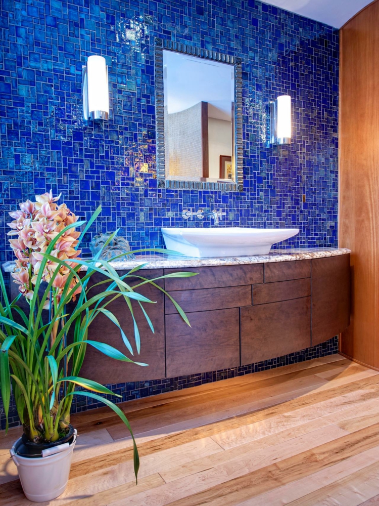 idée-couleur-salle-bain-plancher-carrelage-mosaïque-bleue