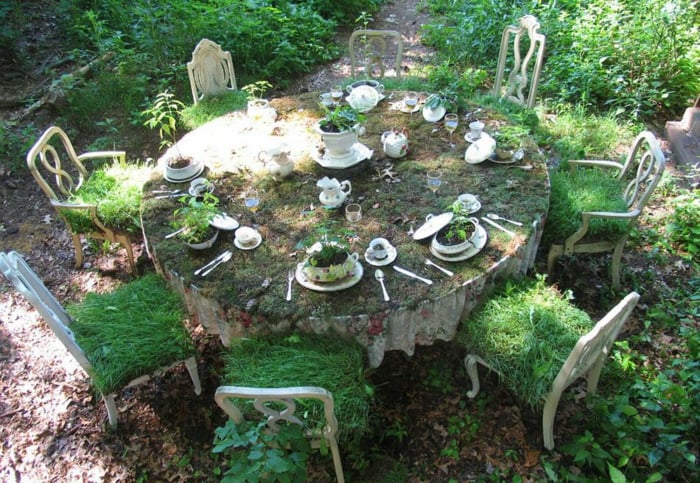 idée-déco-jardin-extravagante-table-tronc-chaises-végétalisées