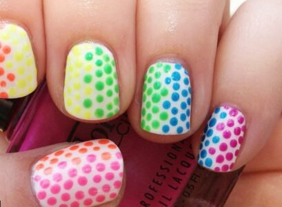 idée-déco-ongles-été-pois-multicolores-base-blanche