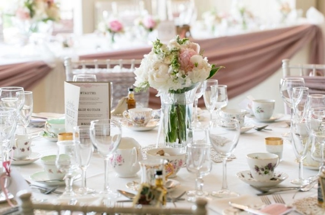 idée-décoration-table-blanc-rose-mariage-vintage-