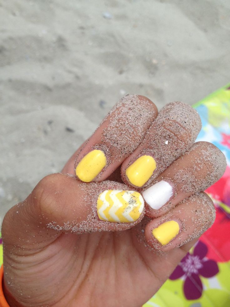 idée-nail-art-été-jaune-blanc-motif-chevron idée nail art