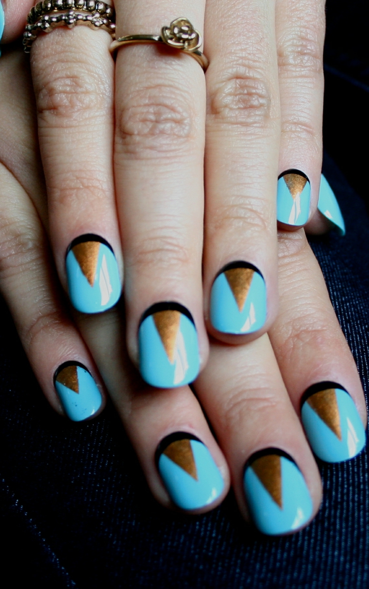 idée-nail-art-été-triangles-or-vernis-bleu-clair idée nail art