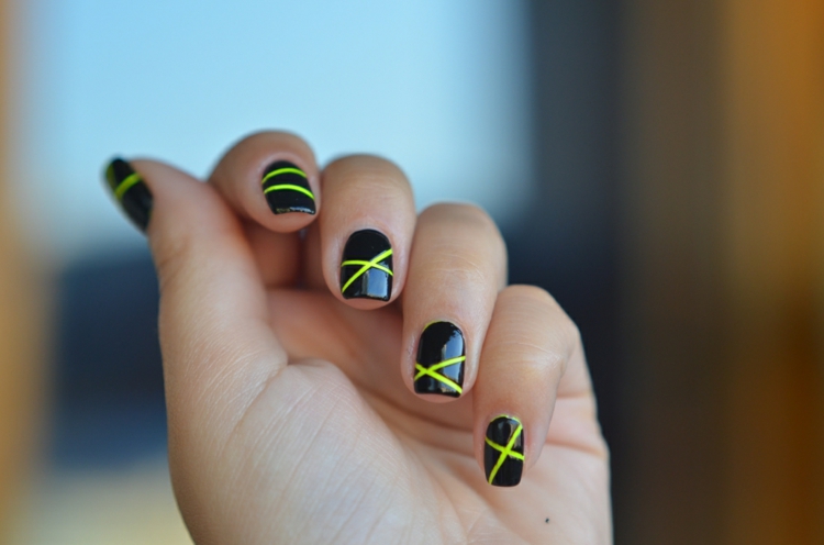 idée-nail-art-été-vernis-noir-fils-couleur-jaune-néon idée nail art
