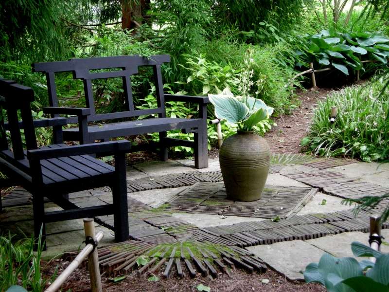 idées-amenagement-jardin-bans-bois-vase-décoratif-plantes-vertes