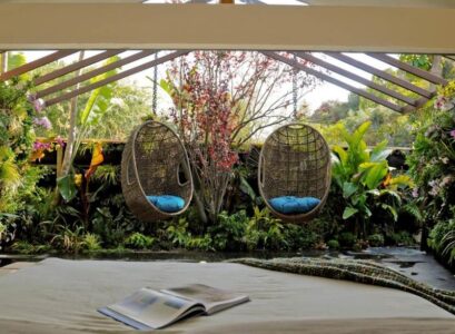 idées-amenagement-jardin-coin-lounge-fauteuil-suspendu-rotin