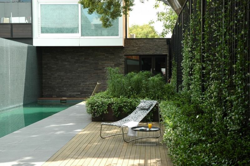 idées-amenagement-jardin-mur-végétalisé-chaise-longue-piscine idées aménagement jardin