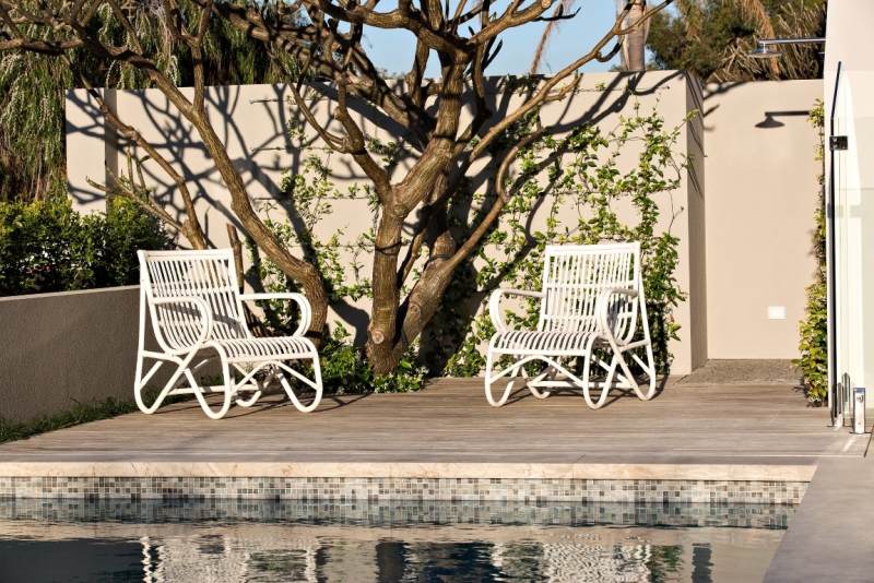idées-amenagement-jardin-piscine-terrasse-carrealage-bois-arbre-chaises-blanches