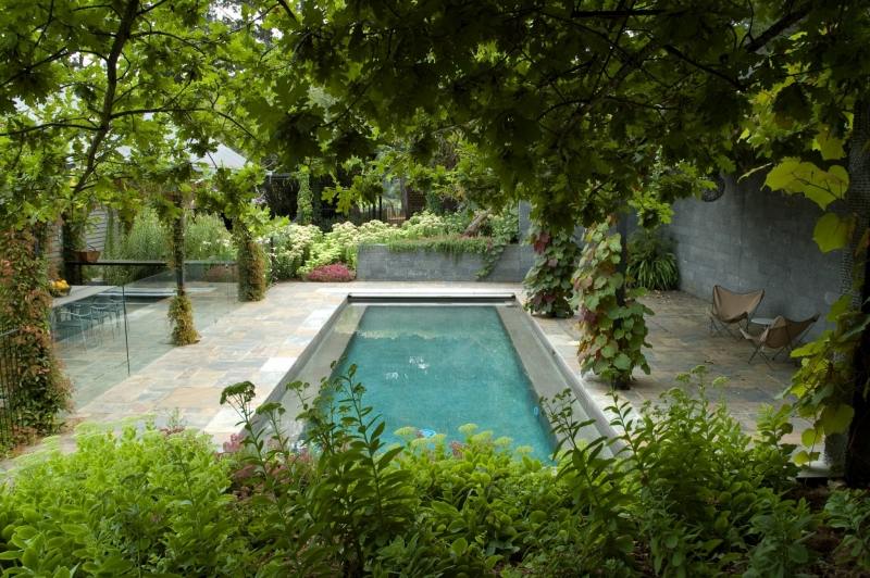 idées-amenagement-jardin-piscine-terrasse-fleurs-plantes-vertes idées aménagement jardin