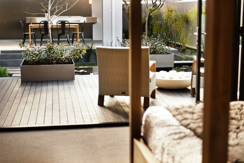 idées-amenagement-jardin-terrasse-composite-fauteuils-rotin-table-teck
