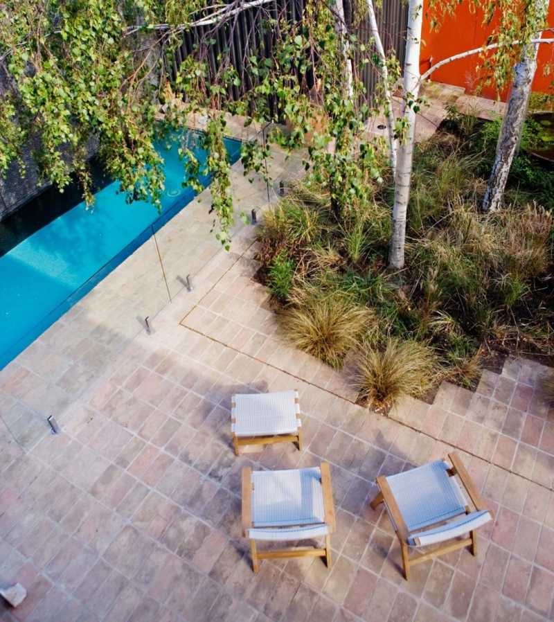 idées-amenagement-jardin-terrasse-piscine-chaises-tabouret-teck idées aménagement jardin