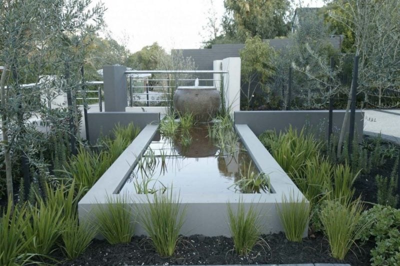 idées-amenagement-jardin-étang-béton-plantes-aquatiques idées aménagement jardin