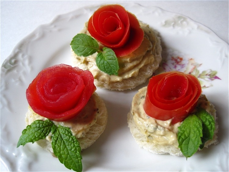 idées-repas-santé-amusant-anniversaire-enfant-roses-tomates