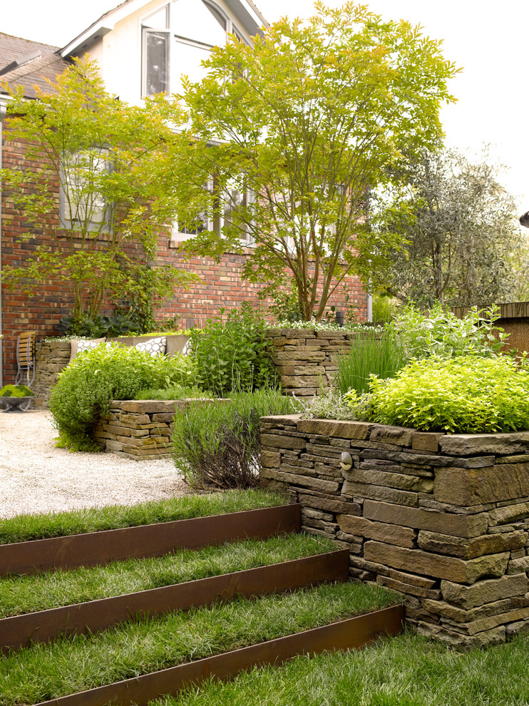 jardin en pente niveaux-plaques-métal-muret-pierre