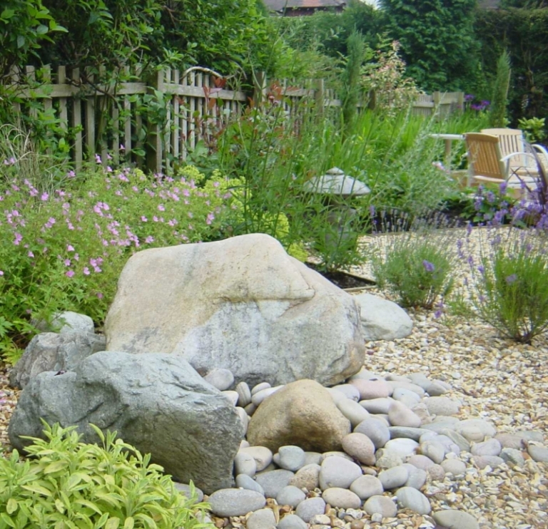 jardin-rocaille-roches-pierres-gravier-plantes-vivaces
