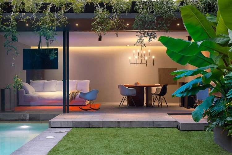 maison-luxe-Mexique-bananier-jardin-chaises-Eames
