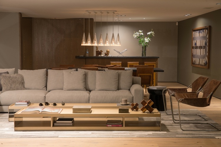 maison de luxe salon table-basse-bois-canapé-tissu-gris-clair