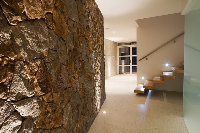 maison-moderne-mur-pierre-naturelle-escalier-sans-contremarche