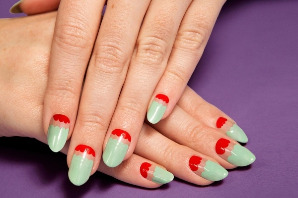 manucure amande ongles nail art tendance vert pastel rouge