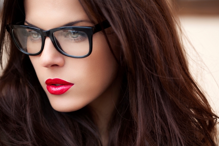 maquillage-lunettes-classiques-montures-noires-rouge-lèvres-rouge-intense comment se maquiller
