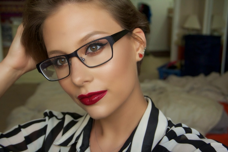 maquillage-lunettes-eye-liner-rétro-rouge-lèvres-intense-lunettes-classique