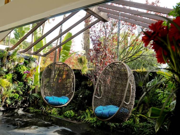 meubles de jardin balancelle-egg-coussins-deco-pergola-plantes