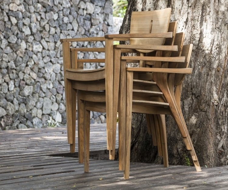 meubles-en-bois-chaises-terrasse-revetement-exterieur