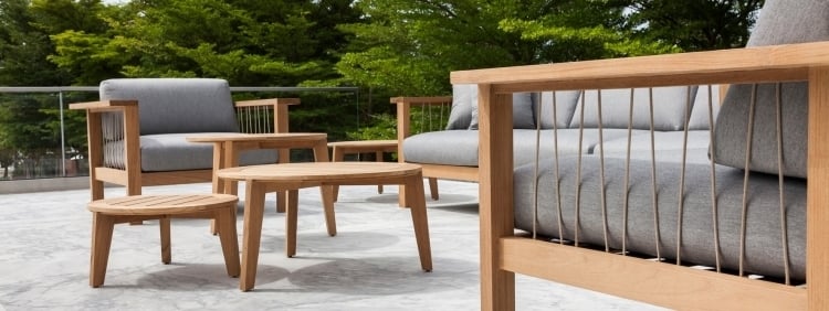 meubles-en-bois-fauteuils-table-ronde-basse-terrasse