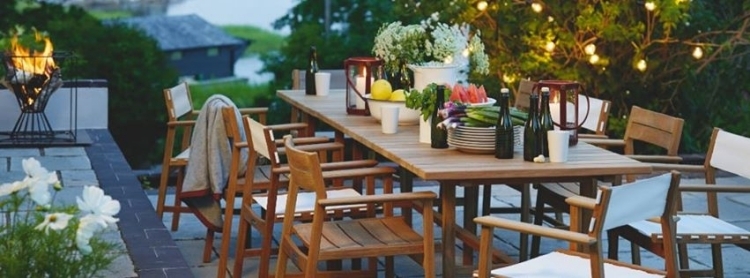 meubles-en-bois-table-rectangulaire-carree-chaises-jardin