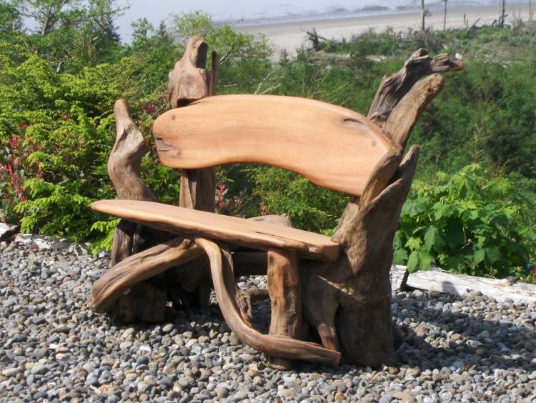 Le bois flotté décore le jardin en racontant des histoires!