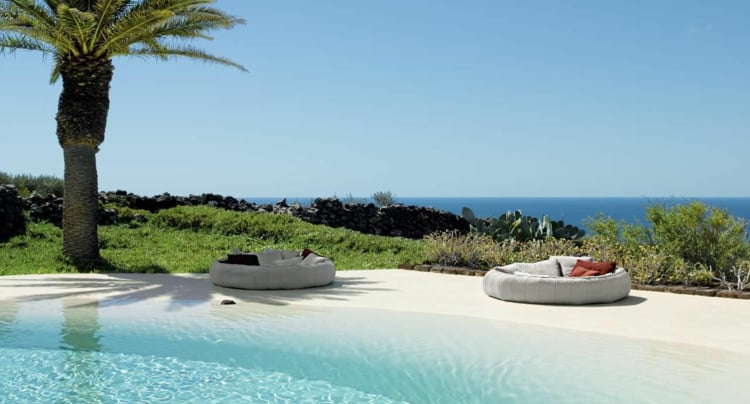 mobilier-de-jardin-lounge-canape-confortable-piscine-palmiers
