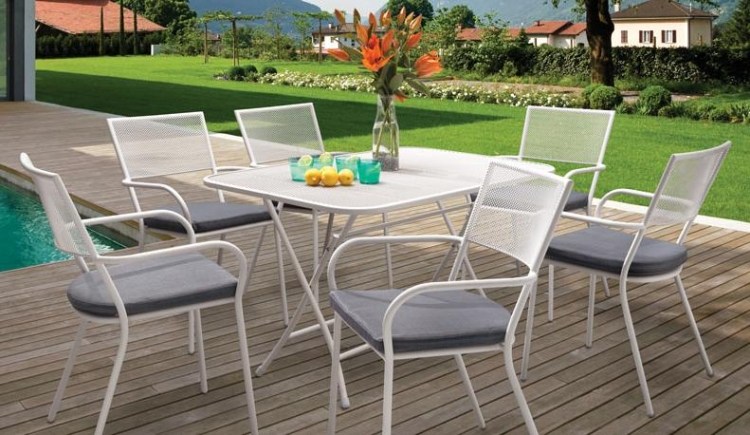 mobilier-exterieur-coin-repas-table-chaises-metal-terrasse-bois