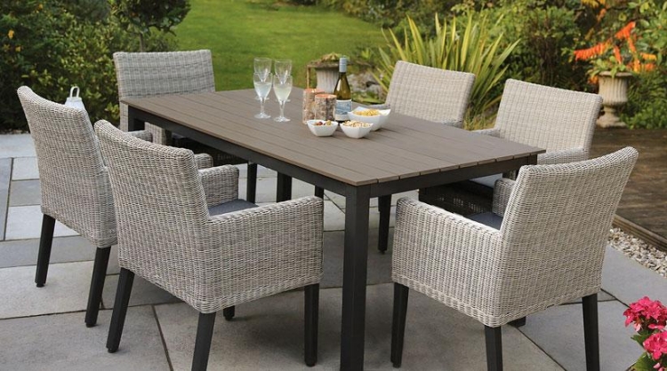 mobilier-exterieur-coin-repas-table-rectangulaire-bois-chaises