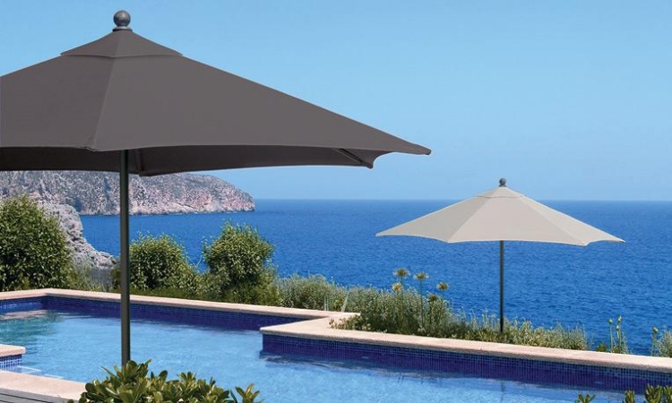 mobilier-exterieur-parasol-jardin-piscine-protection-solaire