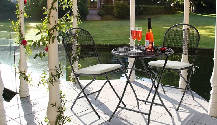 mobilier-exterieur-table-ronde-chaises-pliables-jardin