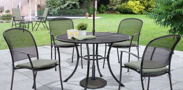 mobilier-exterieur-table-ronde-metal-chaises-revetement-sol-exterieur-pelouse
