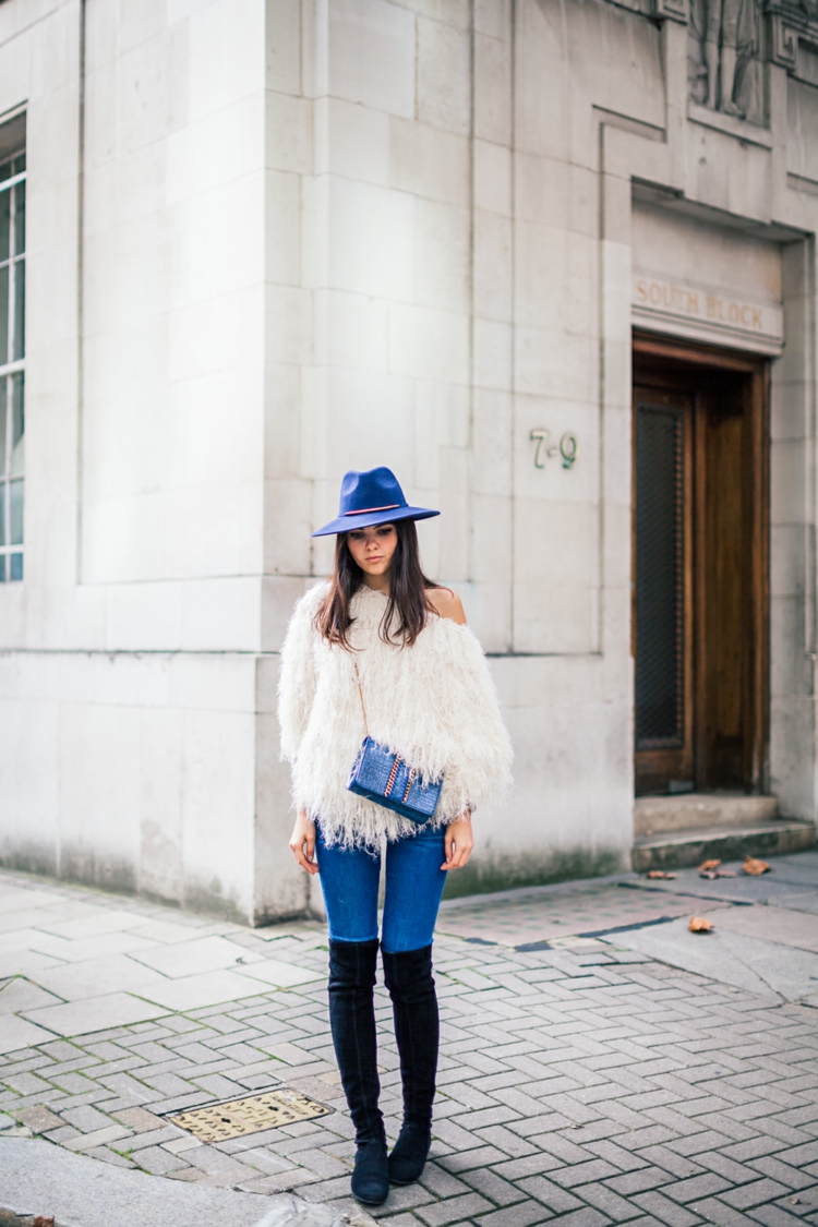 mode-street-style-chapeau-fedora-bleu-jeans-sac