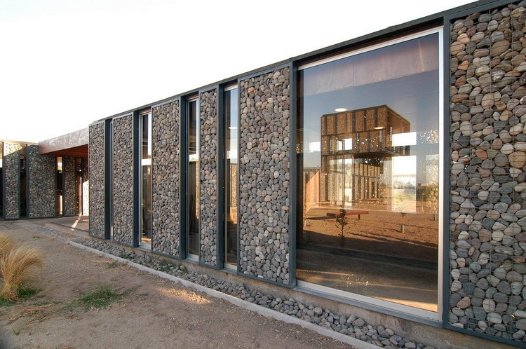 mur en gabion -galets-fillet-métallique-verre-moderne