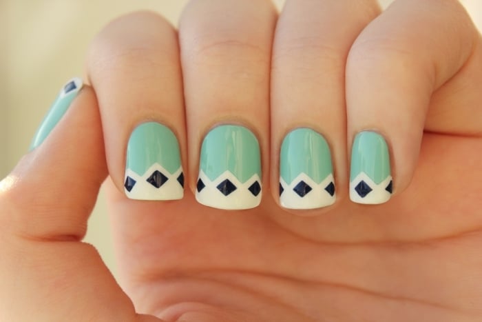 nail-art facile ongles courts vert menthe motifs géométriques