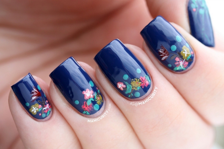nail-art-facile-printemps-fleus-artistiques-fond-bleu-marine